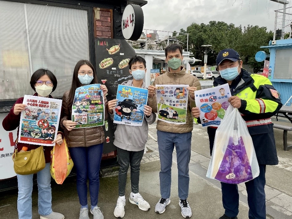 臺北市保安警察大隊機動派出所宣導民眾留意扒竊趁亂竊取皮包或隨身物品,強化民眾預防犯罪意識。