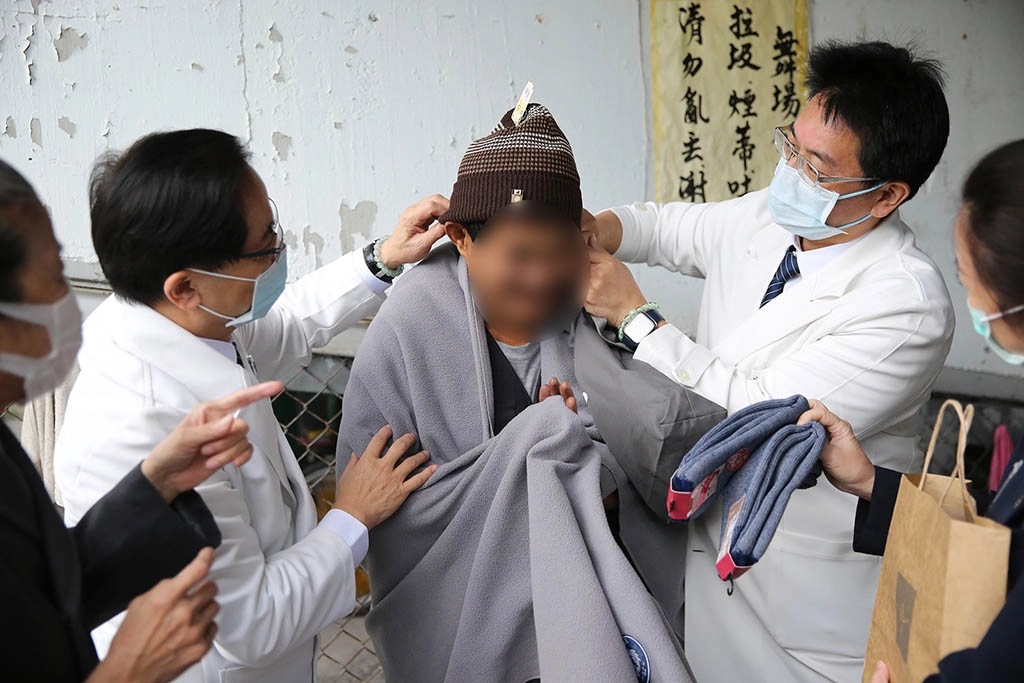 花蓮慈院林欣榮院長與團隊拿出準備好的毛毯、毛帽等為李先生圍上,並送上保暖的襪子,希望在這寒冷的天氣裡,為他增添一些暖意。