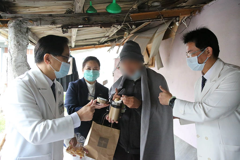 街友古先生(化名)吃著熱呼呼的湯圓表示,很感謝慈濟醫院及時送來他正缺乏的物資。
