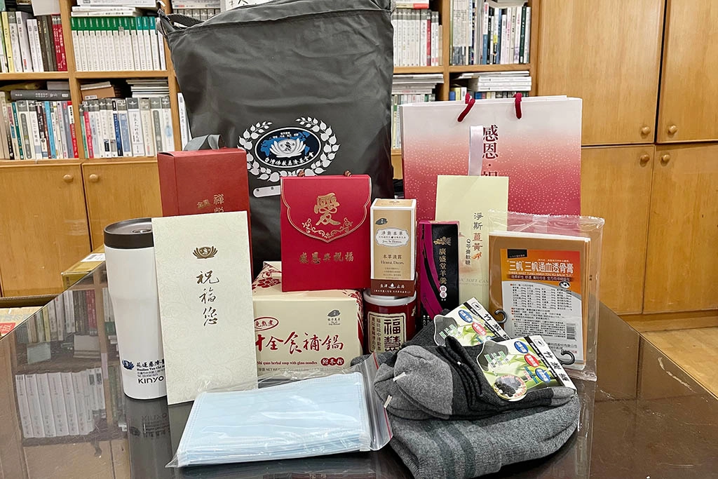 花蓮慈院團隊為街友準備禦寒物資之外,也準備了口罩、淨斯本草滴露、速食米粉、餅乾麵包,以及應景的冬至湯圓。