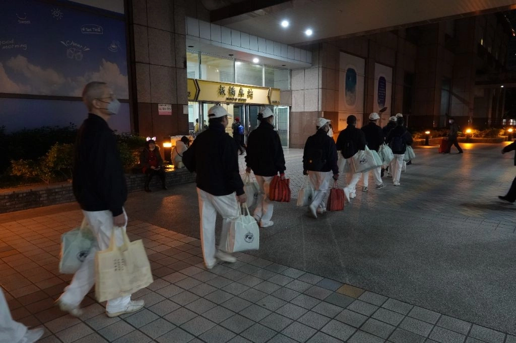 入冬低溫持續影響全臺各地,新北市板橋地區的慈濟志工寒冬送暖,關懷區內街友生活狀況。