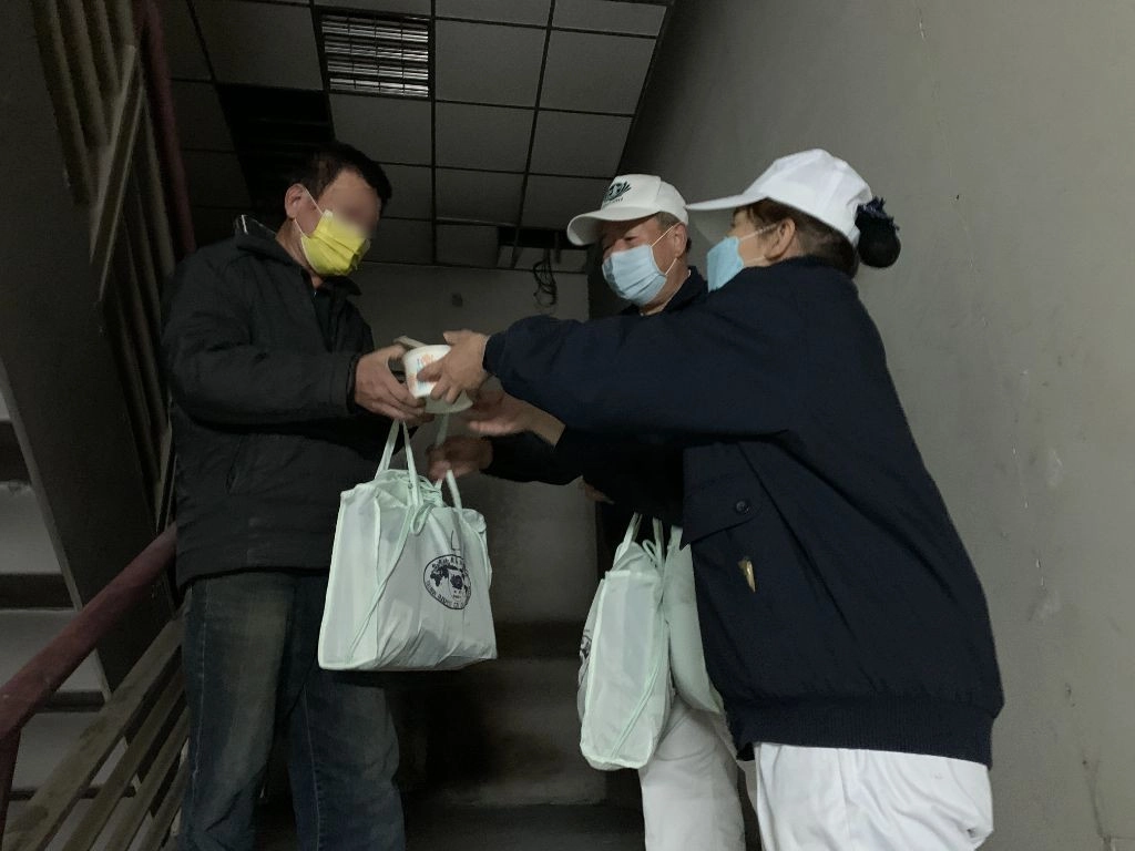 編組訪視路線,規劃人力分批前往遞上熱食,並提供相關禦寒衣物、用品等暖心又暖胃。
