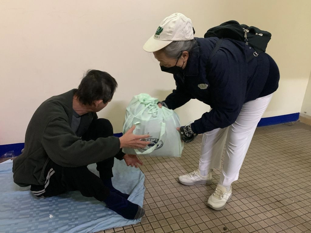 慈濟志工秉持誠與情走入弱勢族群,希望能夠溫暖街友們的內心,也為社會暗角點亮一盞明燈。