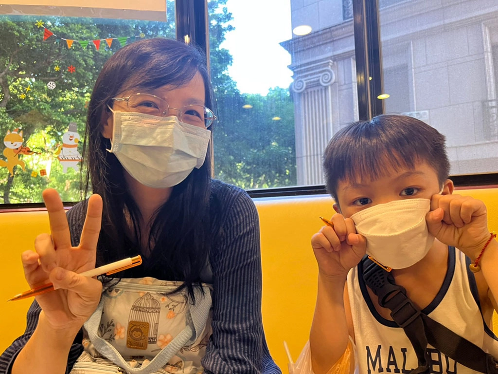 在老師的陪伴與指導下,孩子們能安心學習、快樂長大。