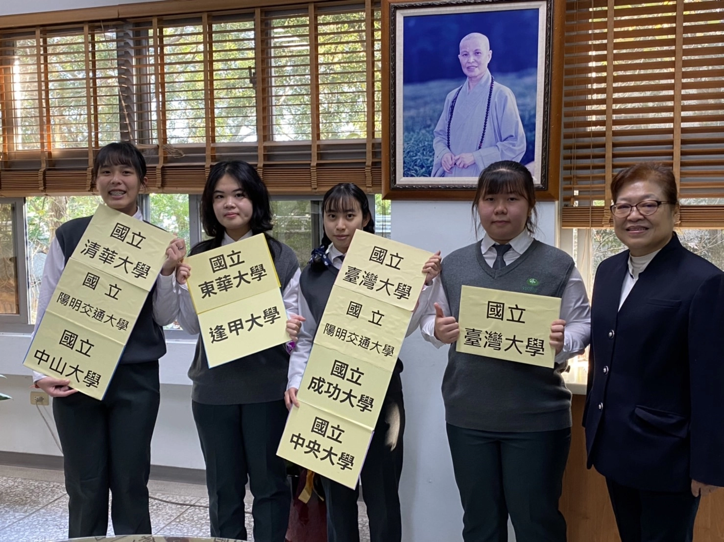 (左至右)蔡佩辰、陳涵兒為多所大學錄取;同樣從國中部直升高中的周佳儒與葉彥伶同獲臺大錄取。