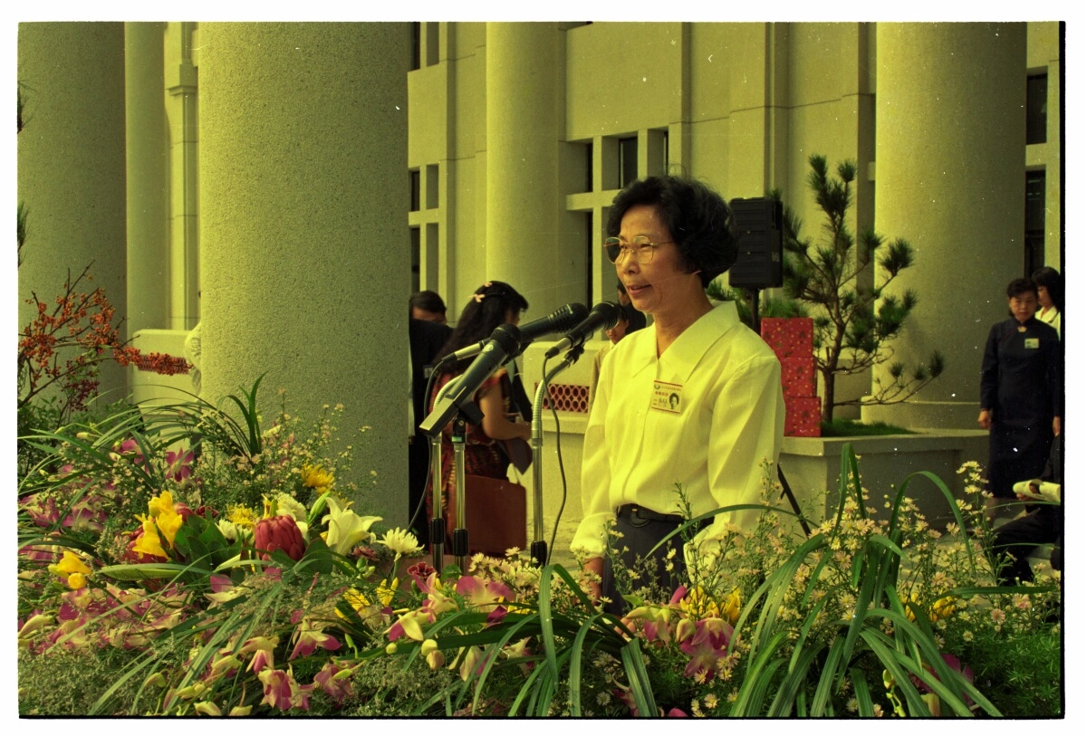 1990年受證嚴法師感召,張芙美校長應聘擔任慈濟護專第二任校長。