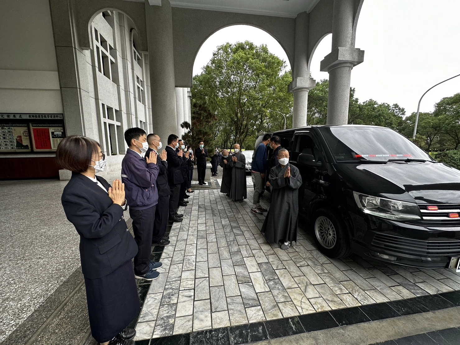 移靈前,特地回到慈濟科技大學,再看一眼曾付出無數心力的校園。