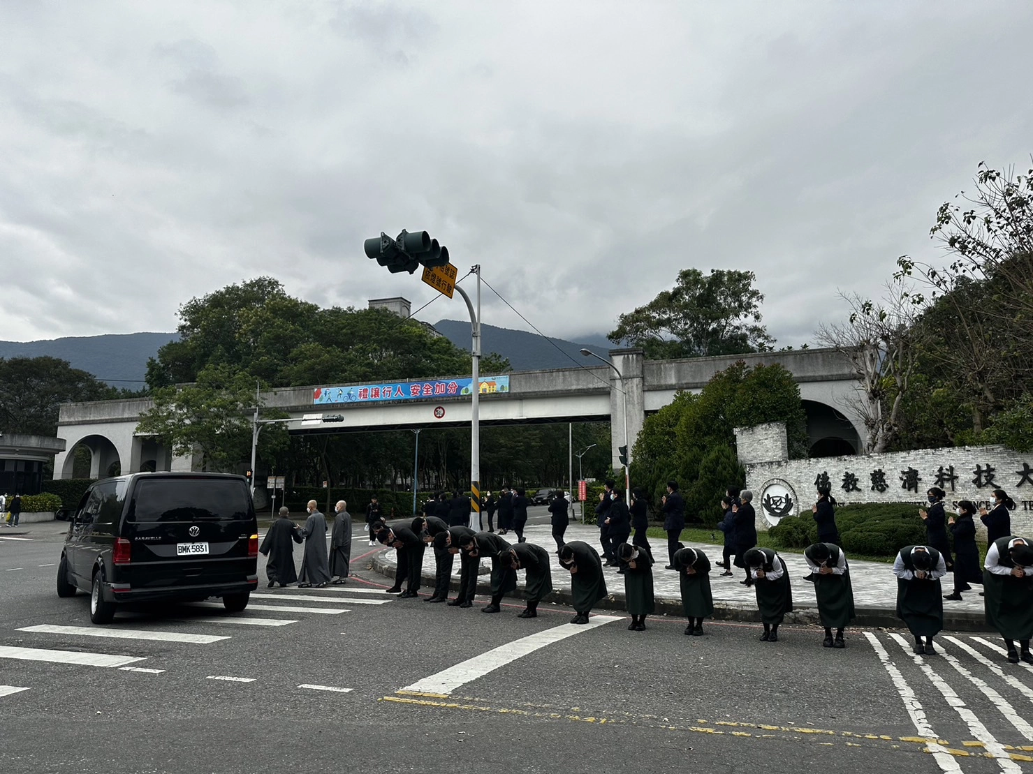 不少教職員自發性的前來向張校長道別和道謝,感恩她為學校付出的一切。