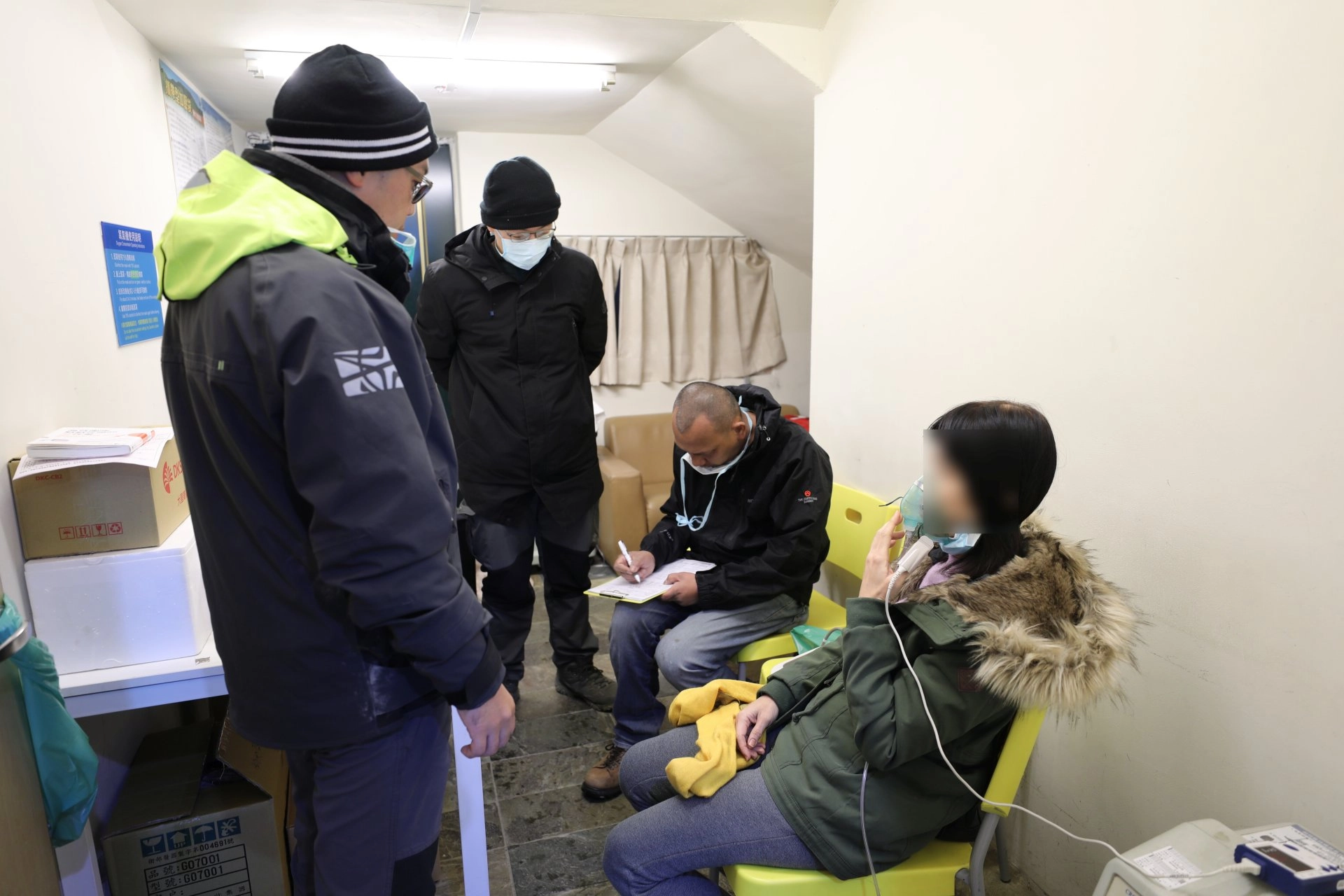 陳坤詮主任叮嚀逢雪季時期,醫師群會在假日進執行醫療工作,民眾若在高山出現身體不適等症狀,切勿隱忍,務必尋求幫助。