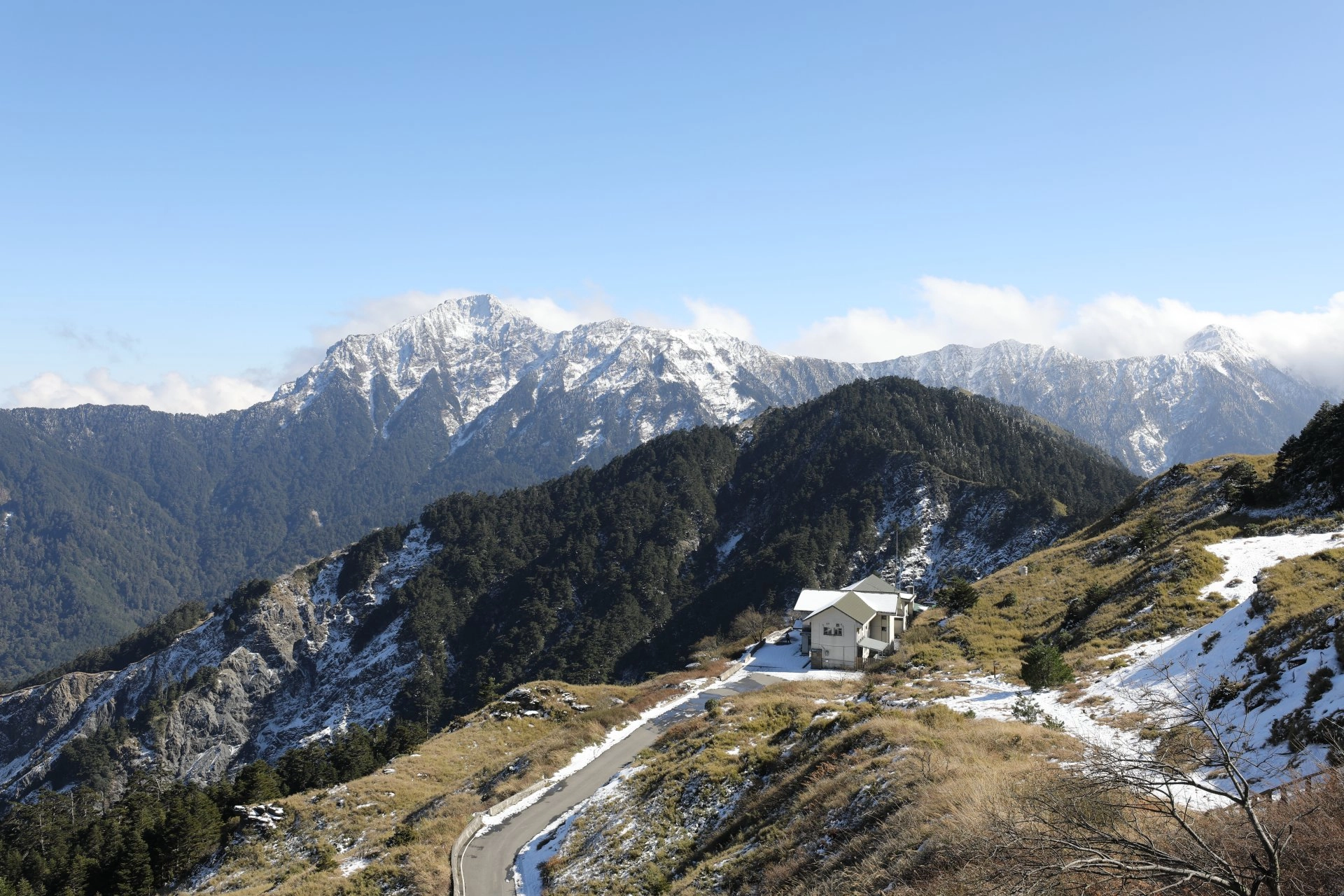 每到寒流、冷氣團來襲,合歡山等高山風景區成了遊客追雪勝地。