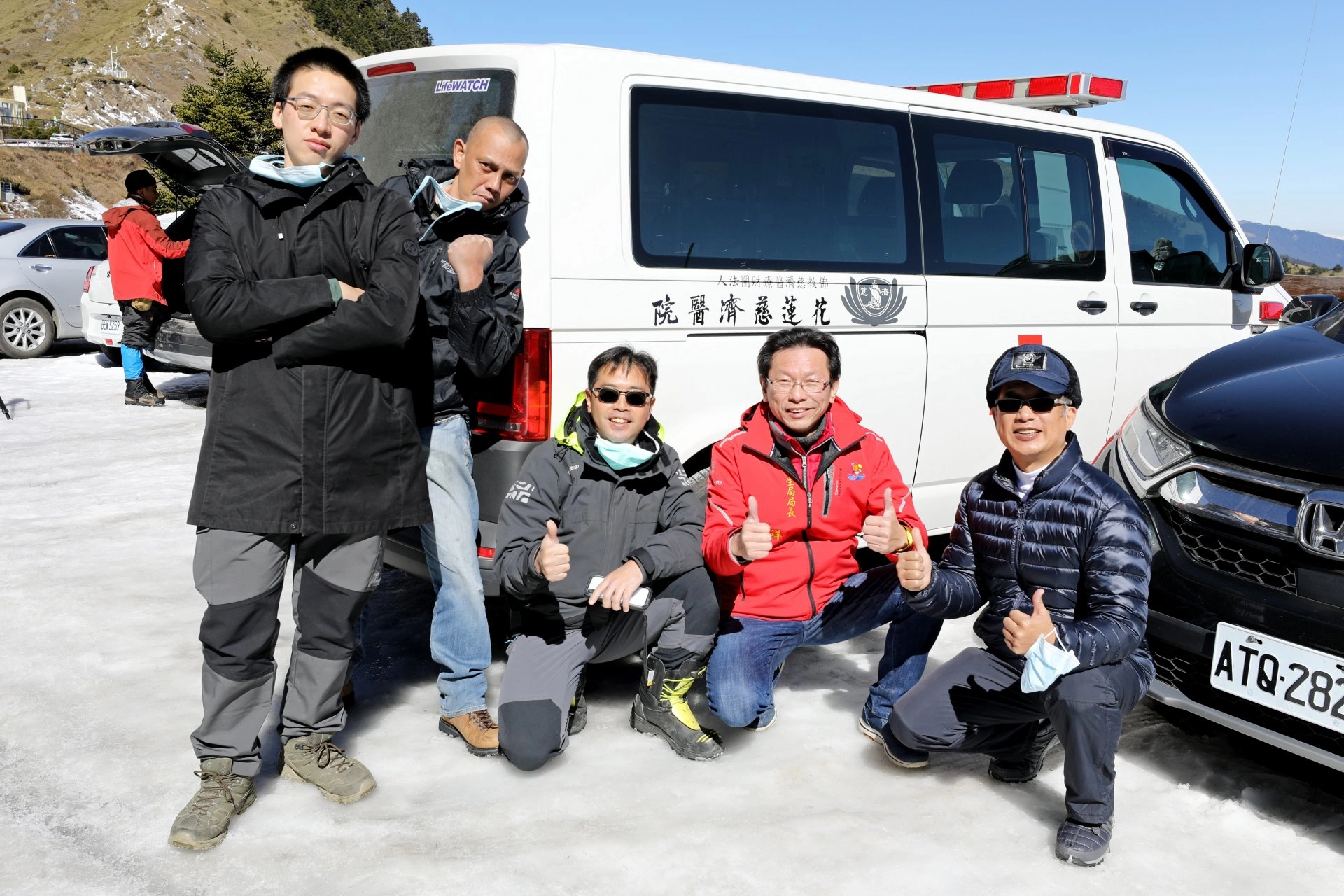 每年元旦假期到二月底,花蓮北區各院醫師輪值假日合歡山雪季醫療站,圖為2021年花蓮縣衛生局長朱家祥(右二)與花蓮慈院急診團隊上合歡山情景。