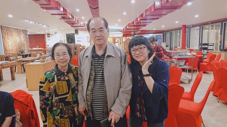 畢業27年後舉辦同學會,張芙美校長和陳尚志老師依舊神采奕奕。