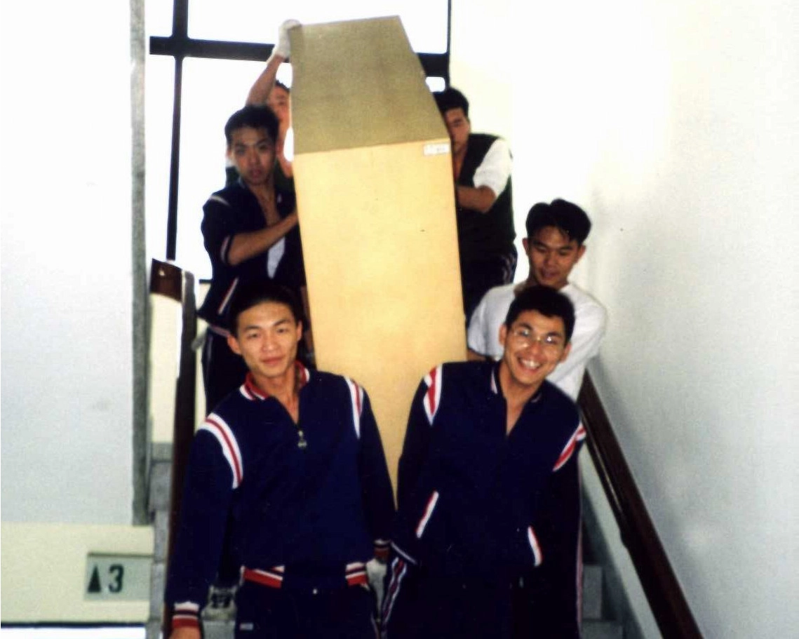 圖書館搬遷,國軍單位協助大件物件書櫃、書架、桌子、椅子等搬遷作業。