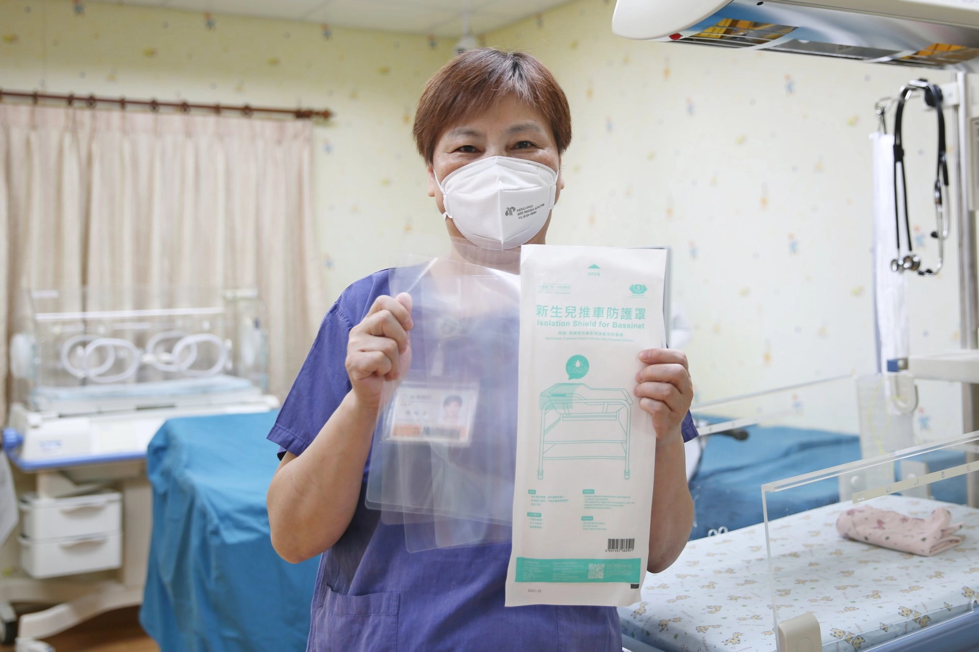 花蓮慈濟醫院小兒加護病房護理長張瑞雲與護兒中心團隊著手研發「新生兒推車防護罩」,增加寶寶的防護也避免飛沫感染的風險。