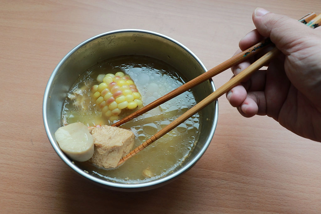 醫療志工以大補湯替代臘八粥,為大家補福氣、祝平安。