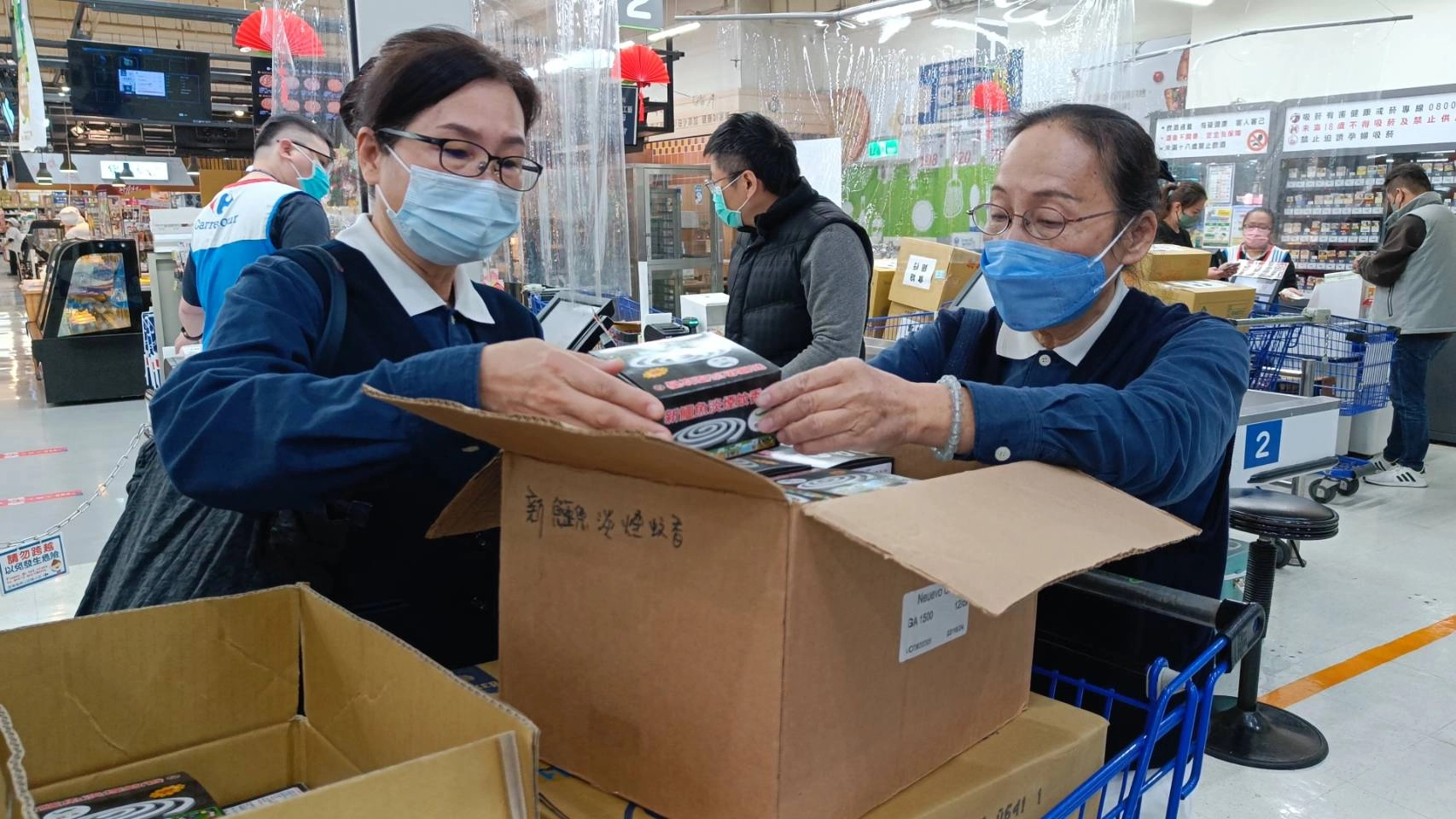 透過企業共善合作,慈濟志工至高雄家樂福鼎山店採購關懷物資。