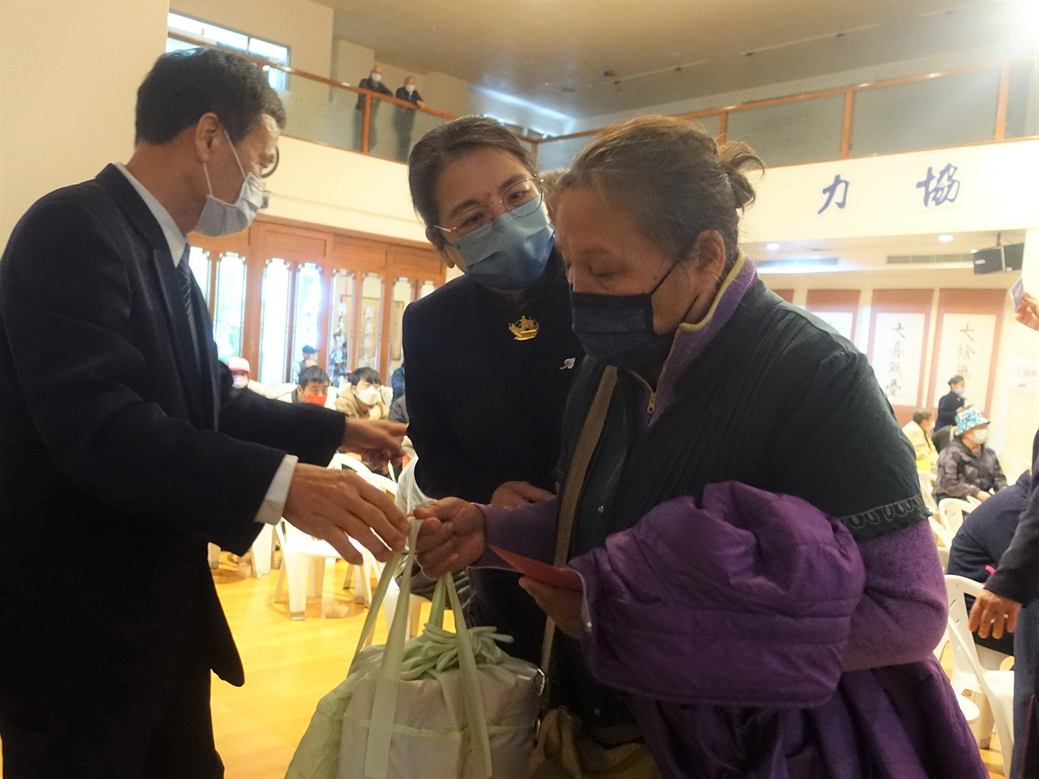 台東慈濟12月31日在慈濟台東聯絡處舉辦冬令發放活動。(攝影:陳誼謙)