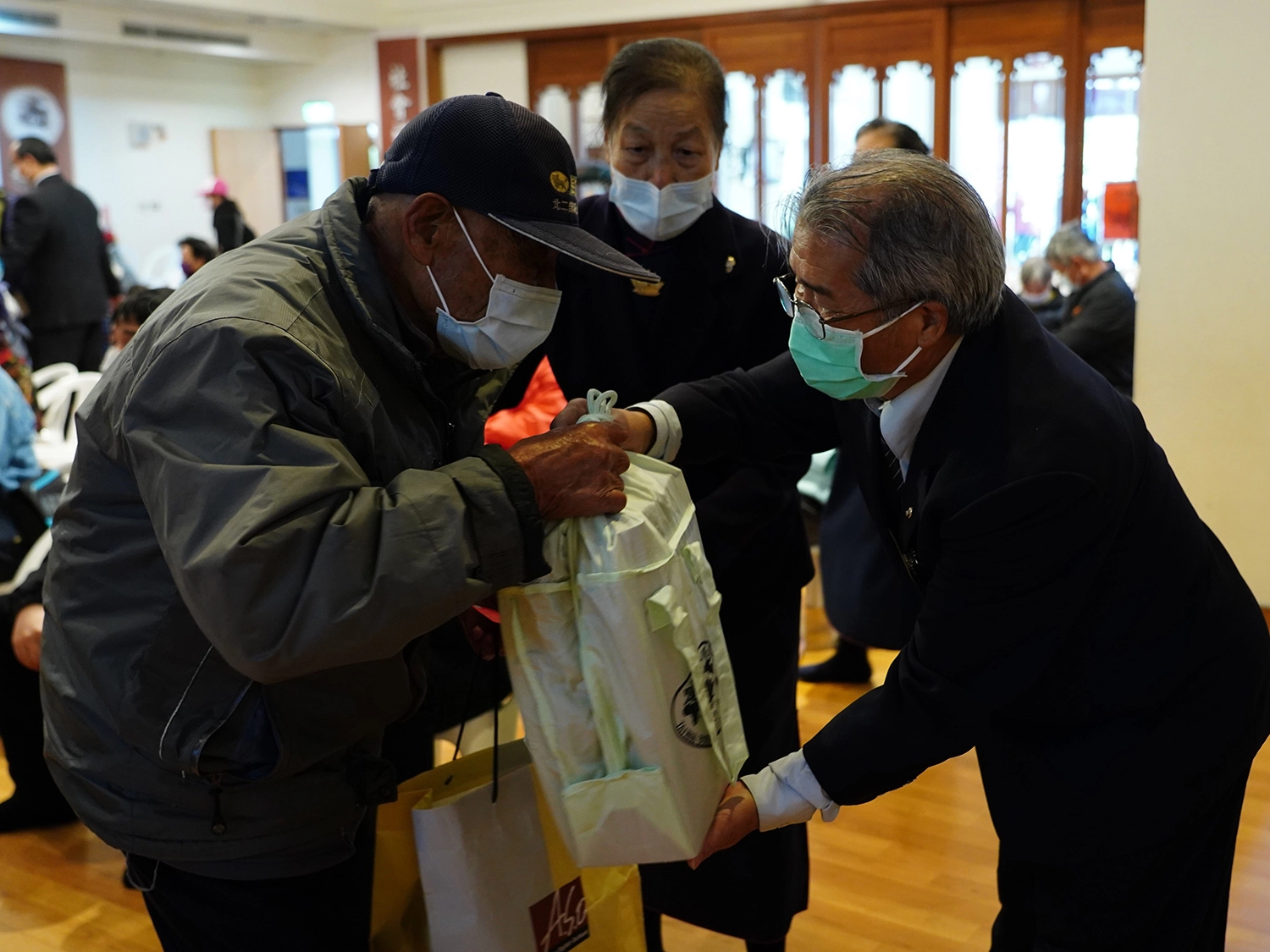 台東慈濟12月31日在慈濟台東聯絡處舉辦冬令發放活動。(攝影:郭俊杉)