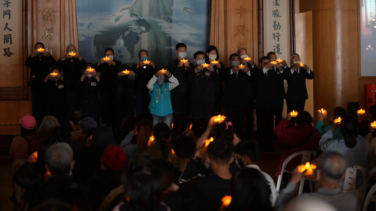 台東慈濟12月31日在慈濟台東聯絡處舉辦冬令發放活動,與會貴賓與慈濟人上台帶動祈禱。(攝影:陳信安)