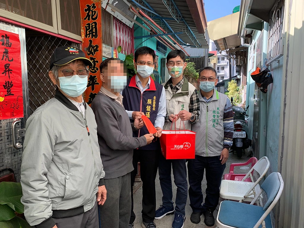 關懷長者致贈紅包及物資。