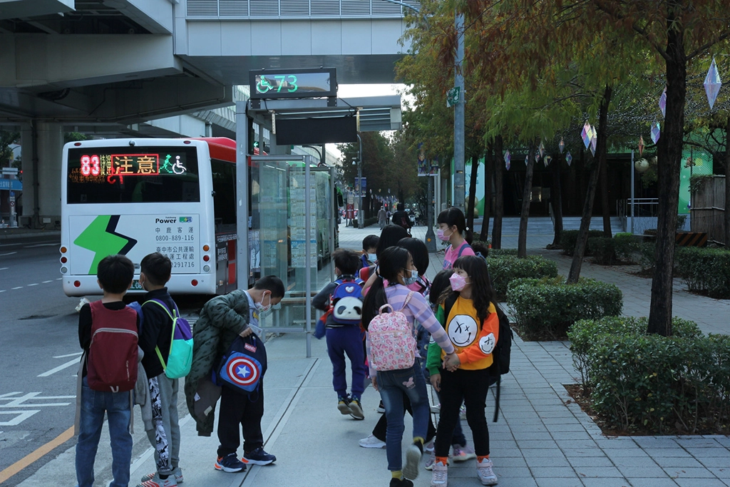 中市交通局建置候車亭服務燈