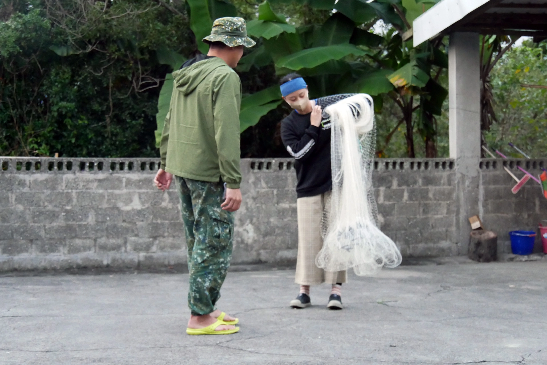 學生學習如何灑網。
