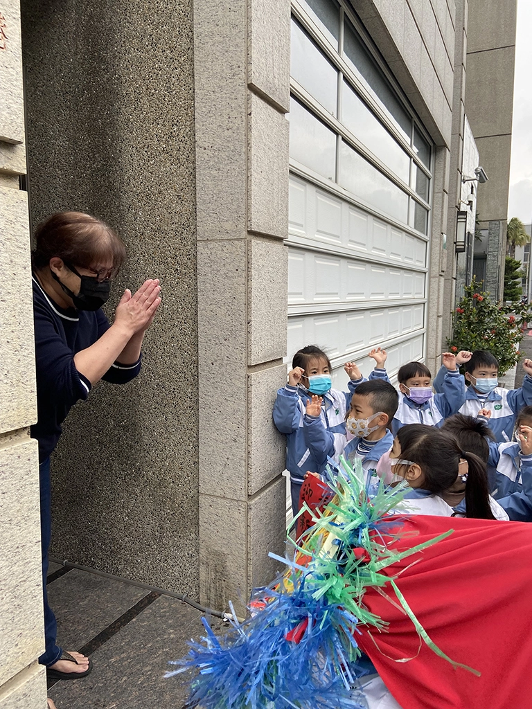 幼兒園歲末送春聯結好緣行動,小小孩童舉手投足間讓鄰里長輩歡喜不已。