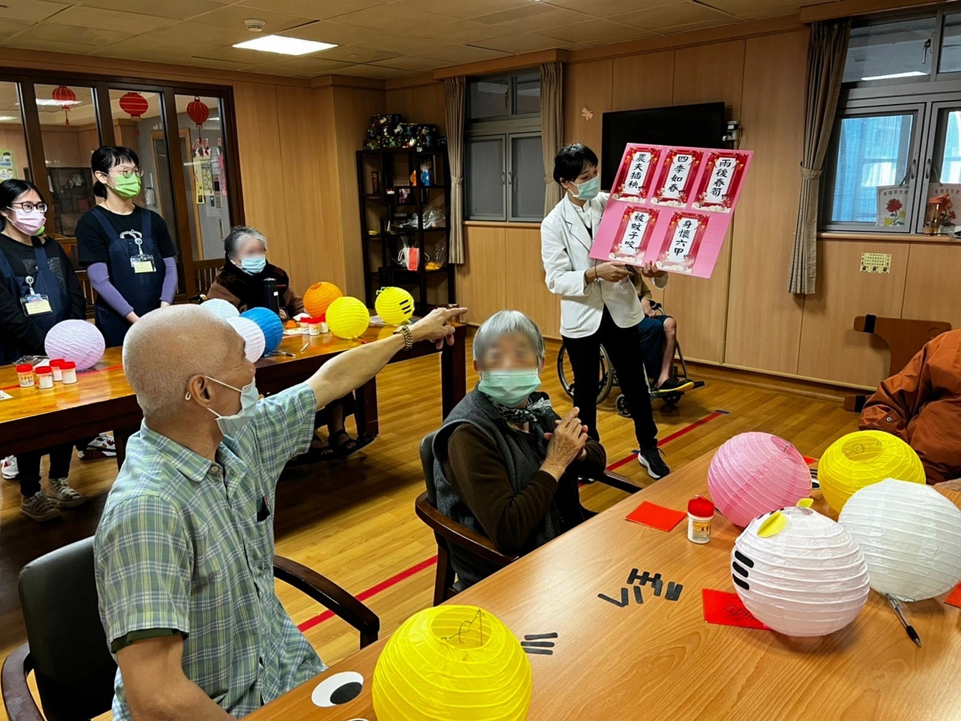 邊作燈籠、邊猜燈謎,護理之家住民都很踴躍回答。
