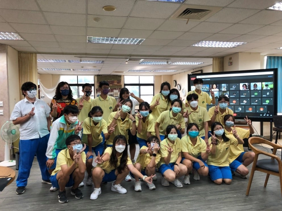 高雄中山高級中學為提升學生國際參與能力和培養國際移動力,今年加入種子學校團隊,與越南西河內中學視訊交流。