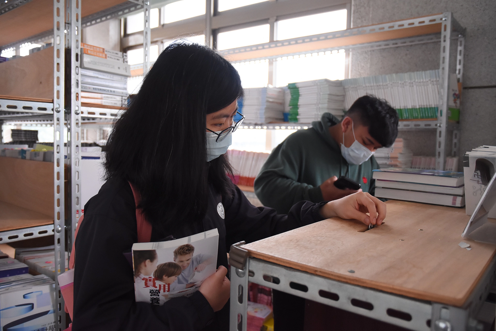 學生從選書到投幣結算,都不假他人之手,考驗的是自己的誠實度。