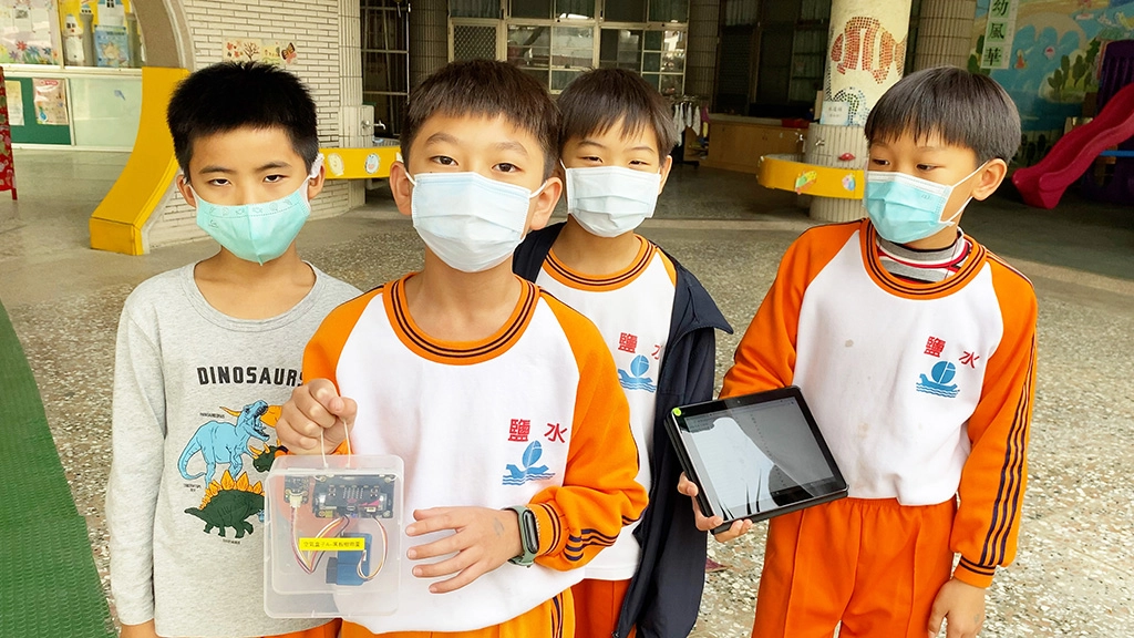 鹽水國小學生做空氣盒子。