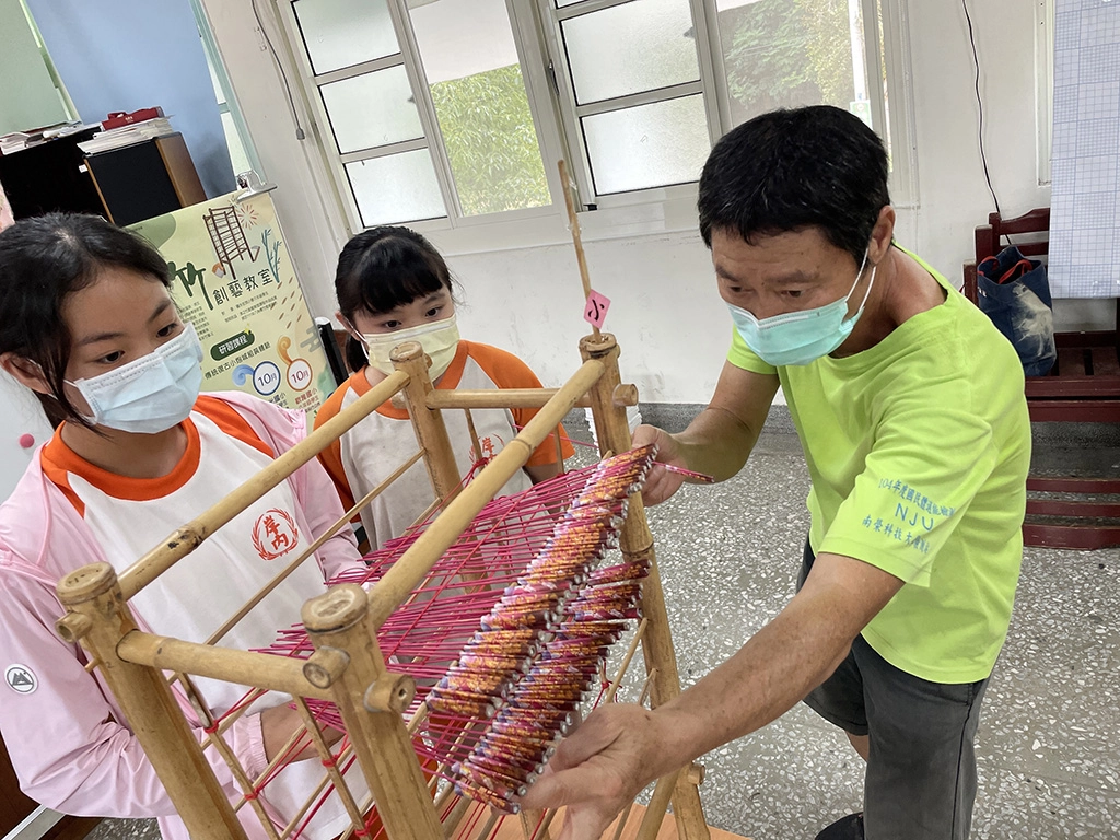岸內國小學生做炮城。