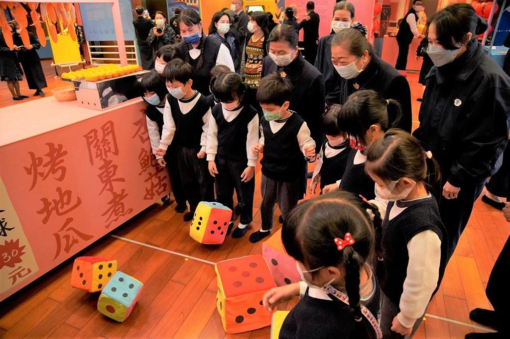 科工館與慈濟舉辦「SAY夜市-直覺x推理x科學機率特展」,2月15日在台南靜思堂展開,小朋友從體驗中學習數學機率。