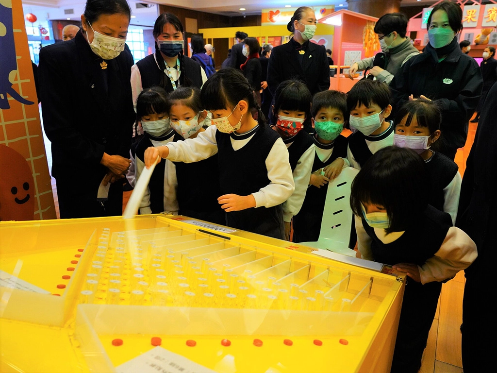 科工館與慈濟舉辦「SAY夜市-直覺x推理x科學機率特展」,2月15日在台南靜思堂展開,小朋友從體驗中學習數學機率。