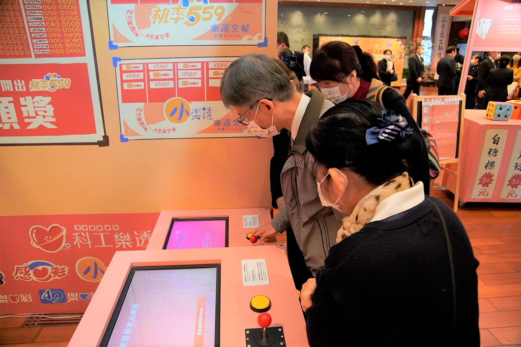 科工館與慈濟舉辦「SAY夜市-直覺x推理x科學機率特展」,2月15日在台南靜思堂展開,小朋友從體驗中學習數學機率。