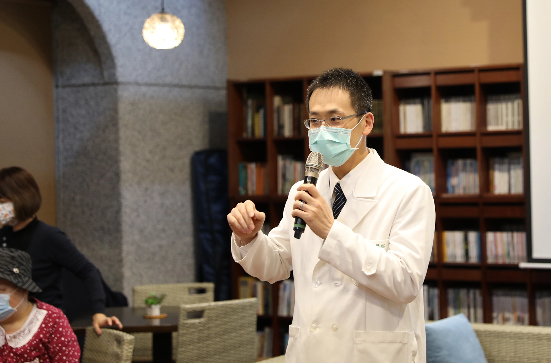 乳房醫學中心張群明醫師表示,由於乳癌治療過程會有雌激素下降的狀況,容易讓乳癌婦女出現骨質流失,引起骨質疏鬆的問題。