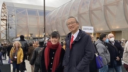 駐法國代表處大使吳志中(右)與藝術家代表劉孟非合影