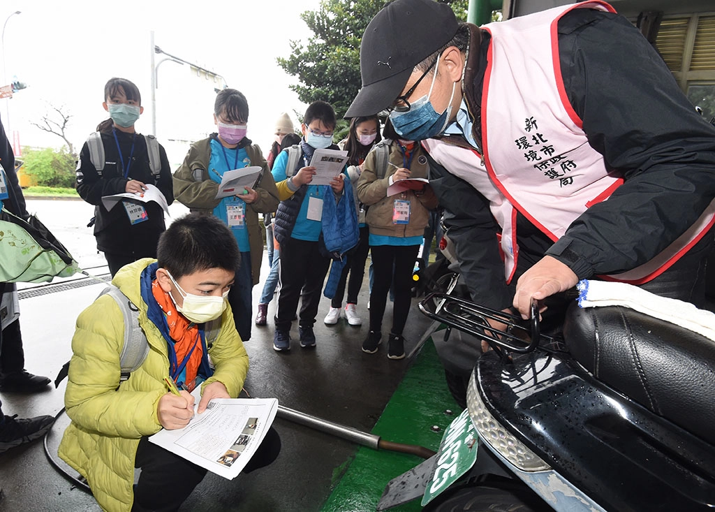 現場演示柴油車輛進行排煙檢測作業及其引擎裝置的展示,讓小局長們了解如何利用儀器檢驗排煙及柴油車所產生的污染。