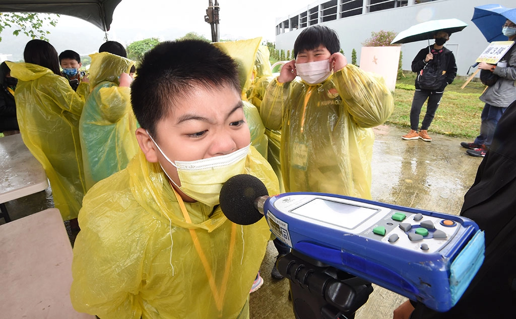 小局長體驗「噪音打擊者」,了解如何操作分貝計。