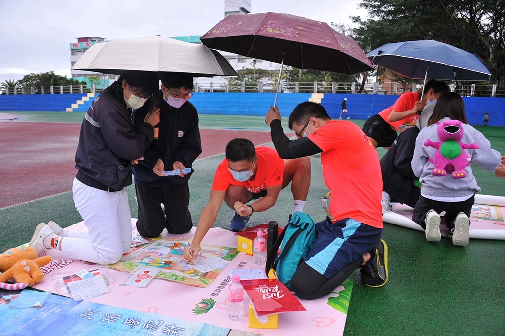 為了搶救幹細胞寶寶,即使下大雨,仍有許多民眾撐傘也不放棄,因為遊戲未完成,表示救人的任務尚未成功。