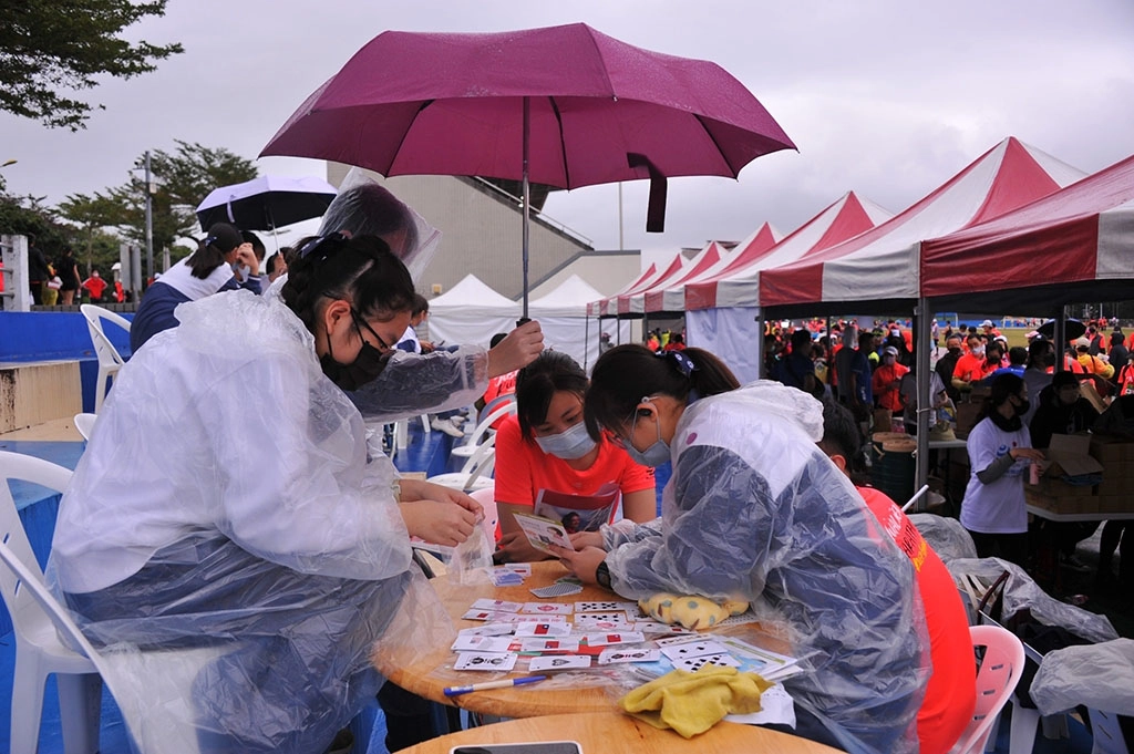 慈青與慈中師生穿著雨衣陪伴不放棄救人遊戲的跑者一起展開第六對相遇的髓緣路,救人風雨無阻。