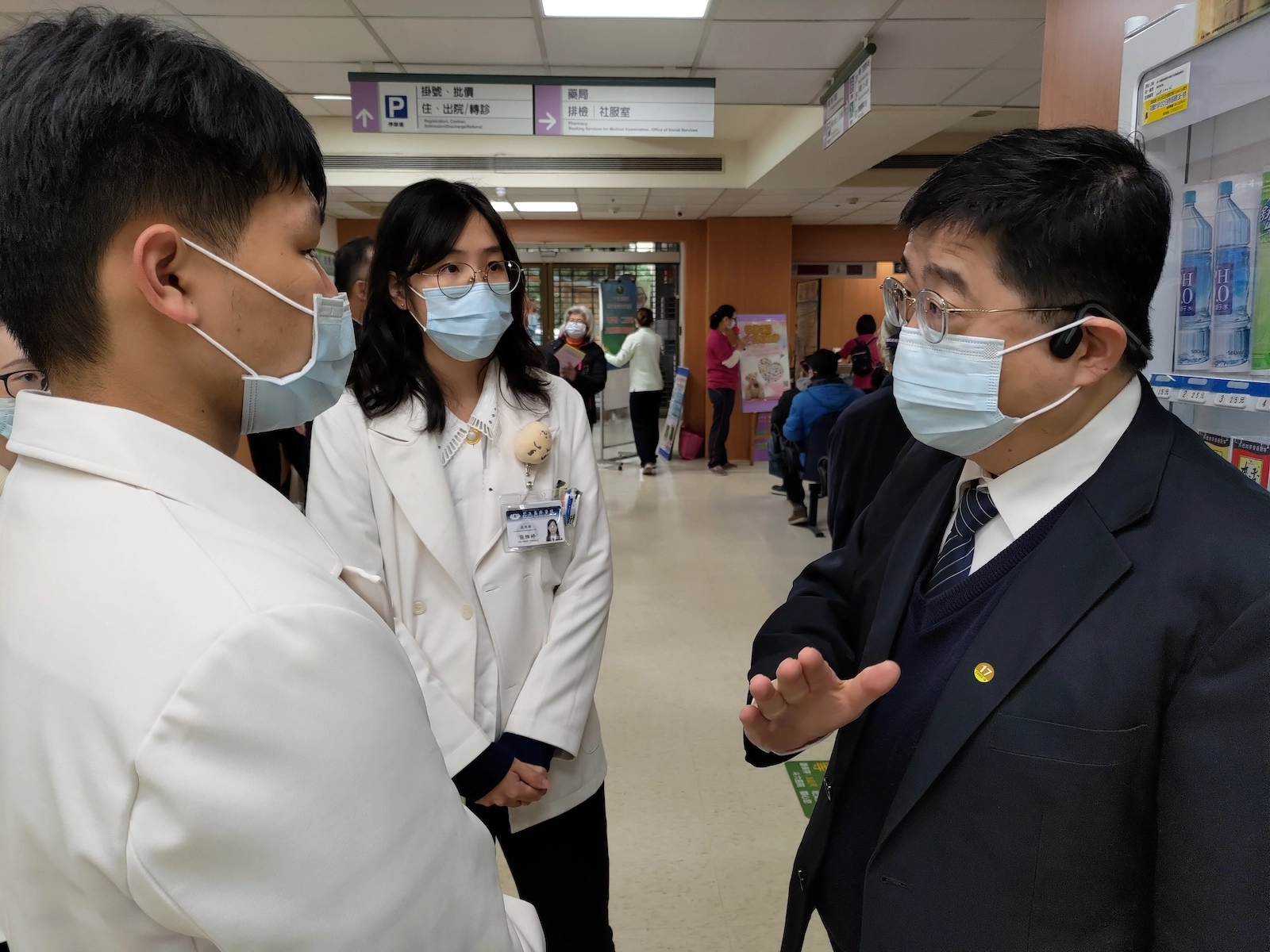大林慈院副院長林名男也帶領醫學生來見習整合性篩檢,培養人才,將來可有更多人力來為社區服務。