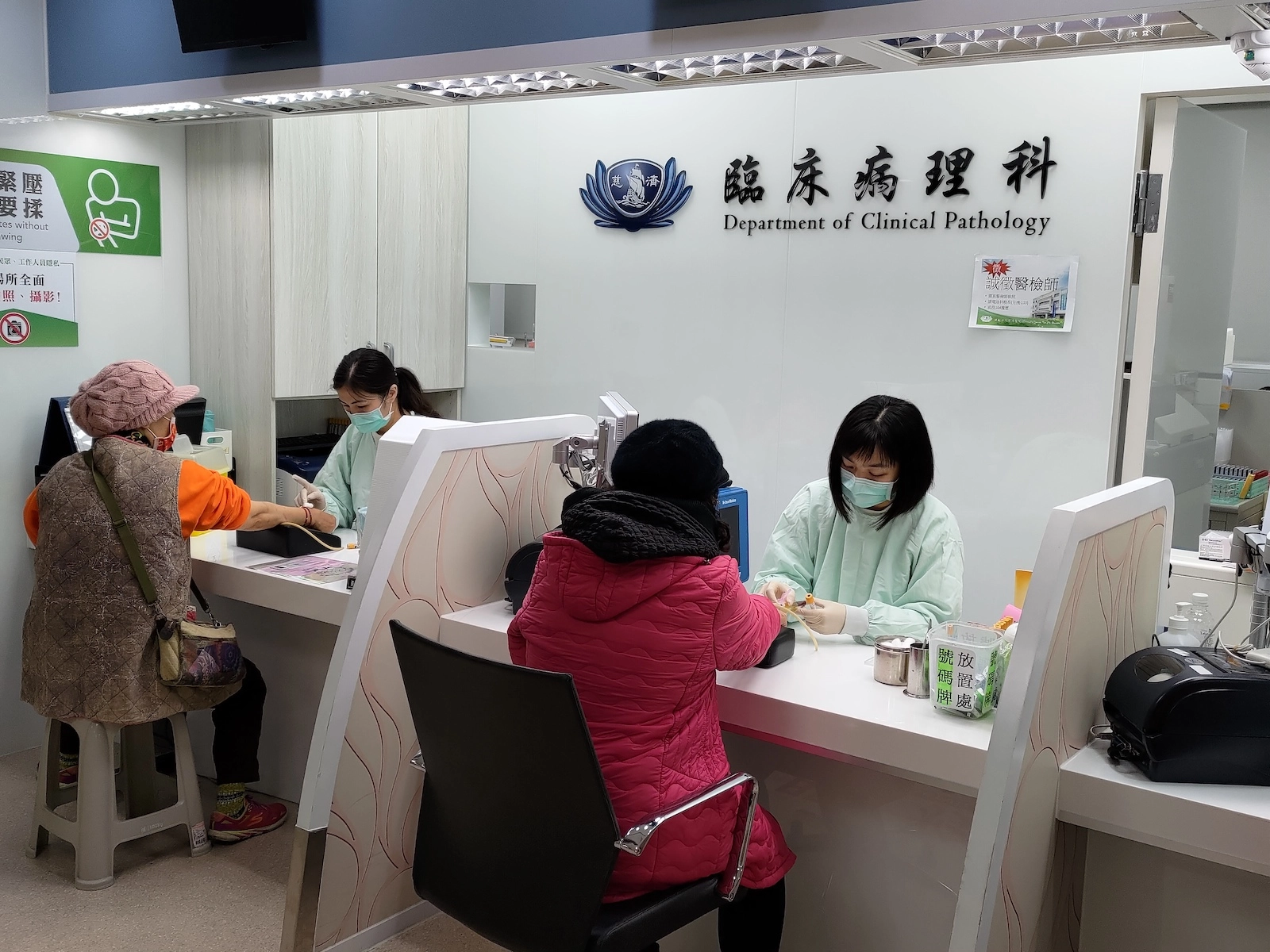 斗六市鄉親不畏天寒,也要顧健康,穿著厚厚的衣物來到斗六慈院做整合式篩檢。