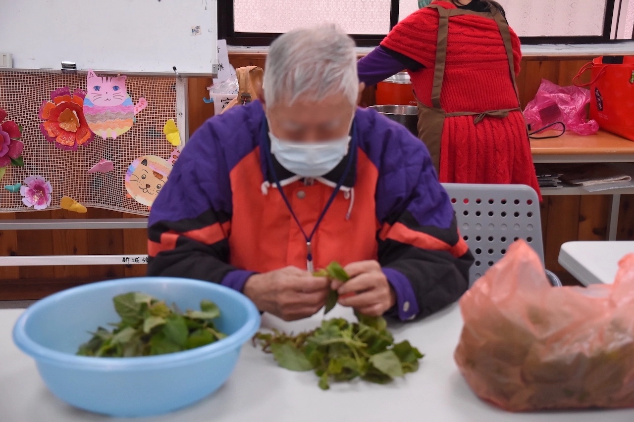 即使老人家手腳不夠俐落,也能幫忙挑菜。
