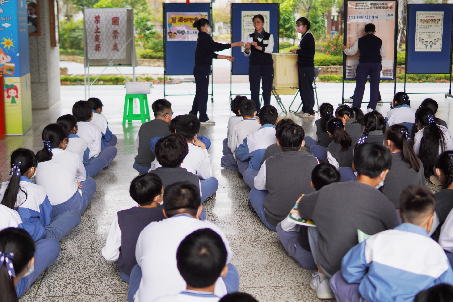 六年級學生監票,一同見證民主法治的公平、公正、公開。