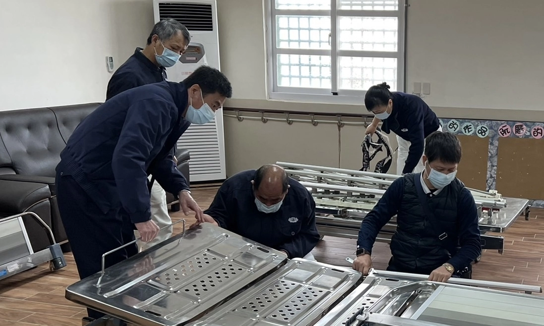 一到衛福部澎湖醫院，臺北、新竹與澎湖慈濟志工團隊馬上著手組裝病床。