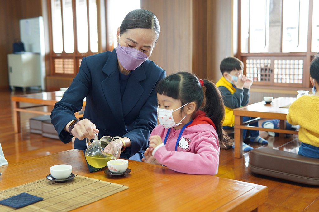 茶道老師示範如何倒茶,學習當個小主人。