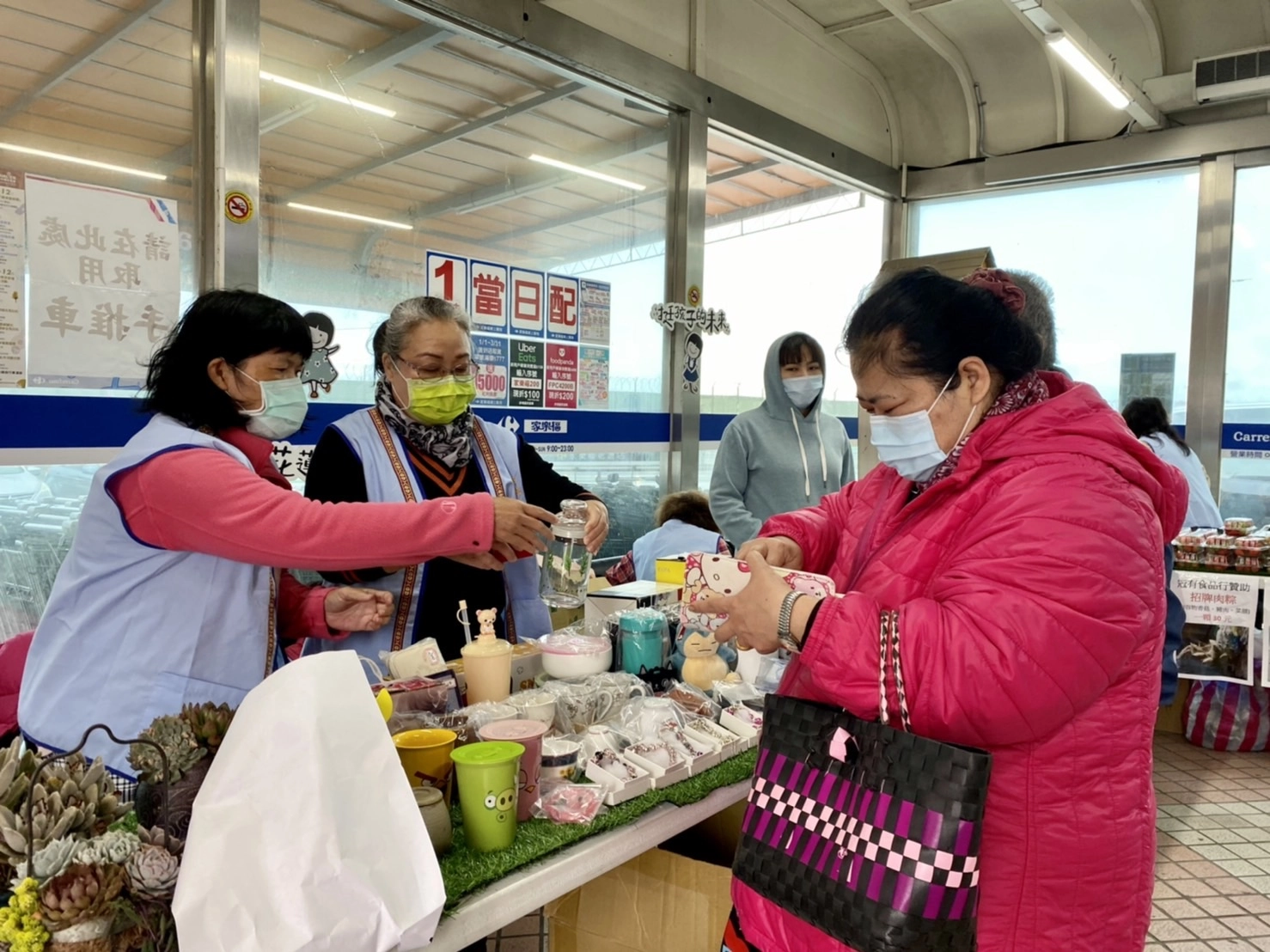花蓮家扶新城服務處義賣現場,民眾響應支持