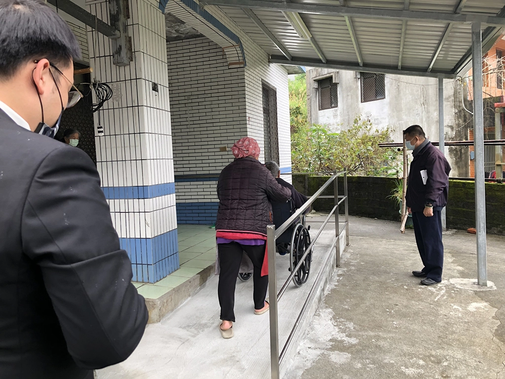 花蓮縣府提報修繕後由慈濟基金會專員提供諮詢及評估，若符合修繕標準將會由基金會社工員到宅會勘，並媒合專業廠商提供修繕服務。