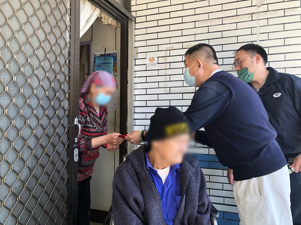 2月中志工前往案家送來孫子之學費,老奶奶不斷地向社工與志工道謝。